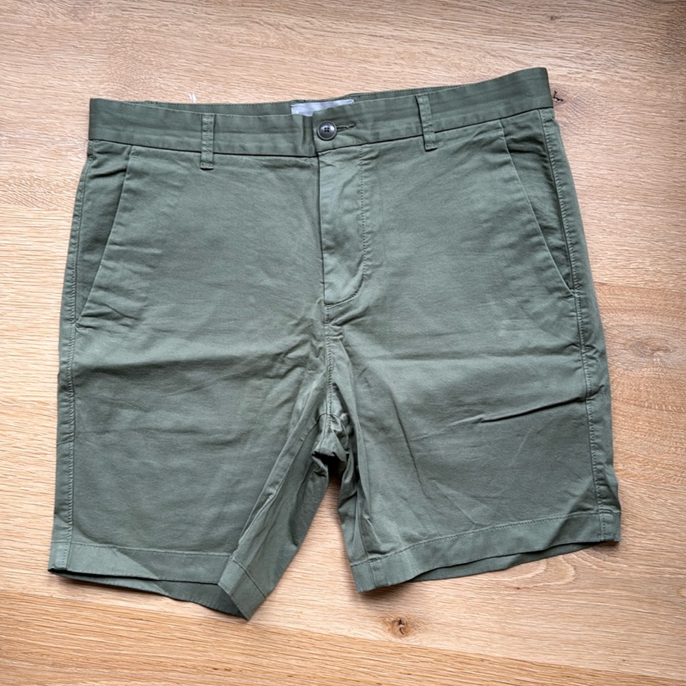 Everlane Men's Flat Front Shorts in Olive Green- 7” Inseam